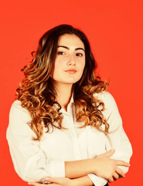 Mükemmel görünüyor. perma saç stili güzellik salonu. Kıvırcık doğmuştu. Keratin tedavisi. Doğal saç dokusu. Şık kıvırcık saçlı bir kadın. Kuaför salonundan sonra. Saç sağlığı ve bakımı. saç modası