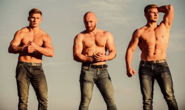 Enerji dolu. Daha sağlıklı olmak için ilham veriyor. Üç kaslı adam gökyüzü. Atletik vücut geliştiriciler. Spor konsepti. Kaslı vücutlu seksi erkekler. Acımasız maço. Güçlü erkekler seksidir. Karın kaslarını ve pazılarını gösteriyor