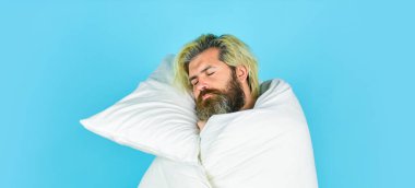 Melatonin uykunu getirir ve uyumana yardımcı olur. Uykuya dalın. Yastığı ve yorganı olan yakışıklı bir adam. Yeterince uyudum. Bahşişler daha iyi uyuyor. Sakallı adam uyukluyor.