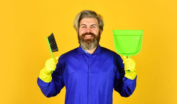 Gut gelaunt. Ältere männliche Arbeiter mit Besen putzen. Männlich Janitor Putzen Mit Besen. Mann putzt Haus mit Besen. Hausmeister fegt. Frühjahrsputz. Saubere Servicemitarbeiter — Stockfoto