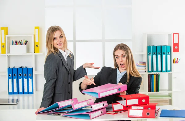 Negócios e amizade. Empresária com colegas no local de trabalho. Conceito de papelada. Parceria de negócios. Meninas criando próprio negócio. Jovens empresários criativos. Empreendedorismo e negócios — Fotografia de Stock