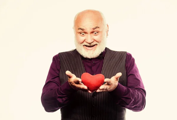 Az új szívem. Egészségügyi ellátás és kezelés. szívproblémák. A szakállas embernek szívelégtelensége van. Boldog, érett férfi, vörös szívvel. Valentin nap. donor transzplantáció. szerelem és romantika — Stock Fotó