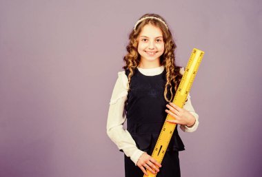 Küçük kız okula geri döndü. Büyük cetveli olan öğrenci kız. Kök okul disiplinleri. Okul öğrencisi geometri öğreniyor. Matematik dersi. Eğitim ve bilgi. Matematik ve geometri