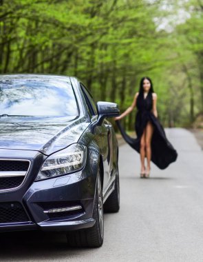 Zenginliğin sembolü. Arabayla seyahat et. Otomobil servisi. Zengin insanların yaşam tarzı. Yolculuğa başla. Lüks araba. Otomobil ve yolda güzel seksi bir kadın. Seyahat konsepti. Seyahat ve tatil. Taşıma kavramı