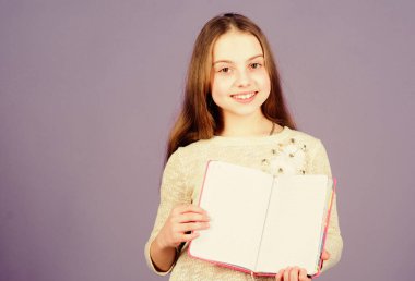 Çocuk programı defter defteri. Kitap konsepti. Çocukluk edebiyatı. Geliştirme ve eğitim. Okuma yeteneği. Kişisel günlük. Not defteri planlayıcısı. Okul kırtasiyesi. Daha çok şey öğren. Kitap tutan kız menekşe arkaplanı