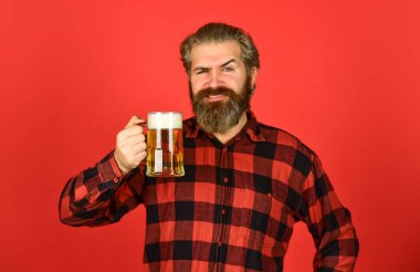Oktoberfest. Bira barı. Şık bir barmen ya da barmen. Eğlence için. Adam bir bardak bira tutuyor. Tezgahtaki hippi. Futbol izlerken eğleniyorum. Vahşi sakallı erkek camdan bira içer.