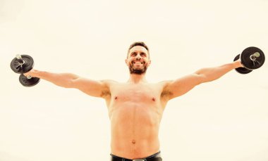 Salakça bir egzersiz. Güçlü pazılar ve trisepsler. Jimnastik. Spor fitness sporu. Antrenman konsepti. Daha fazla kas kazanmak için acele et. Sağlıklı vücutta sağlıklı bir akıl. Halterle egzersiz yapan kaslı bir adam.