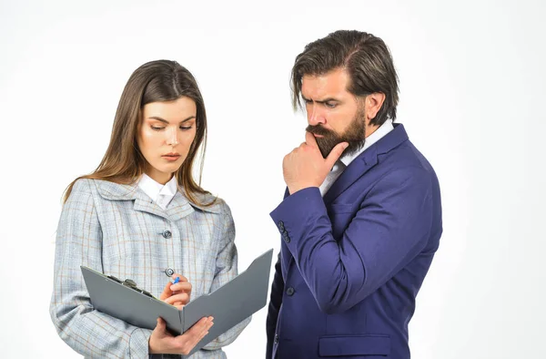 Chefe e empregado trabalham com documentos. Secretário segure pasta. vida moderna do escritório. mulher e homem fazem negócios. homem de negócios consultoria com colega. fazer análise de nova estratégia — Fotografia de Stock