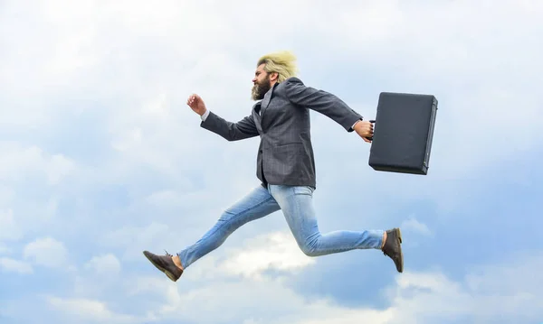 Empresario enérgico. Hombre de negocios traje formal lleva maletín. Negocios de negocios ilegales. Siente el impacto. Hipster guarda el maletín. El hombre de negocios huyó del caso de negocios. Trabajador feliz. Libertad. Sentirse libre —  Fotos de Stock