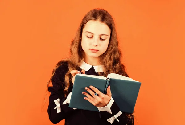 Leia-me a história. Menina ler e escrever fundo marrom. Aprenda a ler livros. Escola e educação. Literatura e biblioteca. Deixe sua imaginação explorar, ler mais — Fotografia de Stock