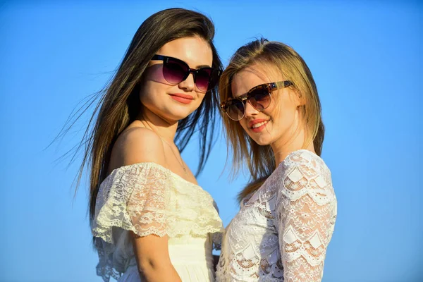 Amizade feminina. Poder feminino. Moda de verão. Encontre força interior da mulher. Harmonia e equilíbrio. Conceito de psicologia. Mulheres bonitas no fundo do céu azul dia ensolarado. Irmandade e comunidade feminina — Fotografia de Stock