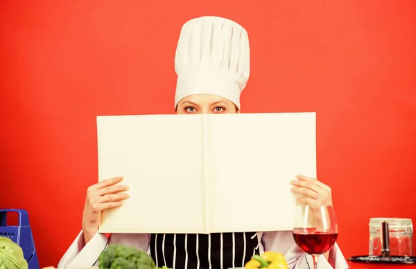 Cozinhe à procura de receita de cozinha no livro de receitas. Mulher ler livro cozinheiro na cozinha. Menina cozinheiro na cozinha ingredientes de mesa. Dicas e conselhos. A preparar comida. Delicioso e gourmet. Cozinhar alimentos como hobby — Fotografia de Stock