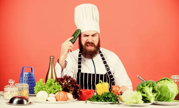 Restaurante vegetariano. Hipster chefe chef vegetariano café. Conceito de receita vegetariana. Escolha o estilo de vida vegetariano. Homem cozinheiro chapéu avental segurar legumes frescos. Compre produtos hortícolas frescos mercearia — Fotografia de Stock