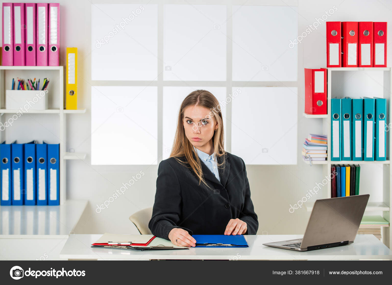 Mujer oficinista o secretaria está trabajando con una computadora