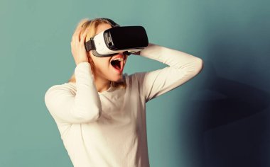 3D aygıt teknolojisi deneyimi olan komik bir kadın. Yakın çekim. VR 'da siber eğlence deneyimi yaşayan bir kadın. VR cihazı kullanan bir kadın. Vr kavramı.