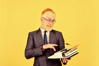 Profesyonel daktilocu daktilo notları alır. modern ve eski teknoloji. Dijital iş. Klasik daktilo. Yeni teknoloji. Başarılı bir iş adamı retro daktilo kullanır. Olgun adam sakallı.