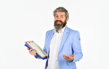 Finansal uzman. İş sözleşmeleri. Belgeli bir iş adamı. Teftiş. Kontrol konsepti. Resmi takım elbiseli bir adam elinde bilgi tutuyor. Her şeyi kontrol et. Kontrol sorumluluktur.