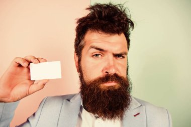 Banka hizmetleri. Kendine güvenen iş adamı Boş bir kağıt parçası. Berber dükkanı konsepti. En iyi berber ustası. Beyefendiler için berber dükkanı. vahşi erkek güzellik. Ciddi sakallı adam kartviziti. Boşluğu kopyala