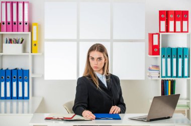 Akıllı ofis çalışanı. Ofiste resmi kadın stili. Kendine güvenen bir işçi. Dizüstü bilgisayarda çalışan bir kadın. Kariyer yapmak. Sekreter kız. İşteki müdürüm. Ofisteki patron. Kendine güvenen bir iş kadını. Bayan patron.