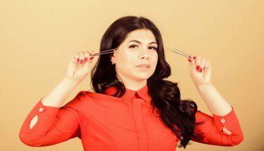 Güzellik makyajı. Güzellik salonunda profesyonel güzellik uzmanı. Kaşlar için özel aletleri olan usta bir kozmetolog. Güzellik ve moda. Kirpik uzatma prosedürü. Güzel kadın kirpik ustası, cımbız tut.