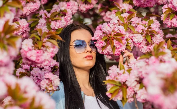 Womens day concept. sexy girl enjoy sakura blossom. woman in cherry bloom. Spring flower background. beautiful face female enjoying cherry blossom. Beautiful Spring Brunette Girl with flowers — Stock Photo, Image