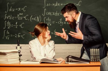 Okuldaki çatışmalarla uğraşmak. Öğretmen ve öğrenci arasındaki anlaşmazlık. Kızgın sakallı adam sınıfta güzel bir kadına bağırıyor. İletişim ve çatışma. Çakışma yönetimi