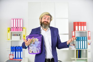 Labirenti hisset. Çöp sepetinde buruşmuş kağıt. Adam kağıt okudu. Çöp kutusunu kazan bir ofis çalışanı. İş adamı çöp tenekesini tutar. Ofisteki adam kağıt kutusunda kayıp notu arıyor.