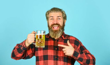 Köpüklü bira. Hippi bira içer. Olgun sakallı adam elinde bira bardağı tutuyor. Tatil kutlaması. Şerefe. Bekarlığa veda günü. Moralini düzelt. Sarhoş ol. Alkolik. Barda bira içen susamış bir adam.