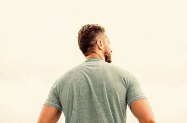 Beyaz kaslı sırtlı adam. İlham arıyorum. Gelecekteki hedefleri planlamak. zengin hayal gücü. Arkaya bakıyor. Yalnız hissediyorum. Arkadan bak. Düşünce kavramı