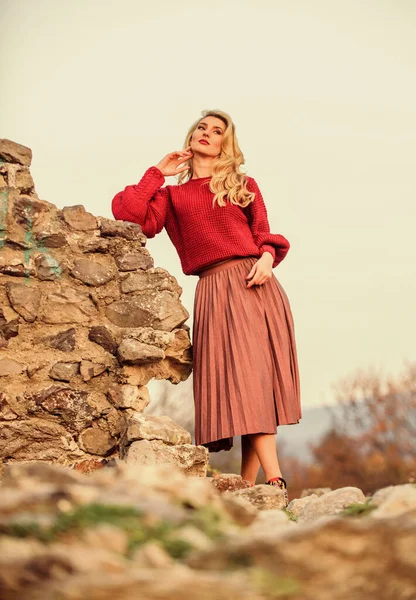 Elegantie concept. Fancy girl make-up gezicht dragen gebreide trui. Smerige chique stijl. Prachtige dame die zich knus voelt in wollen trui. Trendy kleren. vrouw warm trui natuur achtergrond defocused — Stockfoto