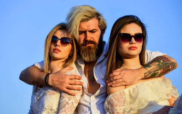 Férias de verão. Relações amizade romance. Conceito de três trios. Apaixonado por ambos. Amigos na festa do telhado. Elegante hipster e mulheres roupas brancas. Mulheres e homens amigos abraçando. Família — Fotografia de Stock