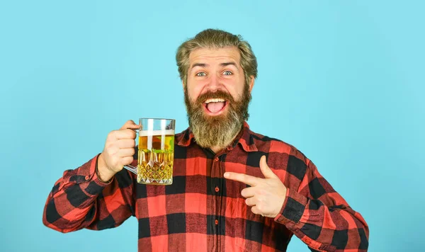Piwo z pianką. Hipsterzy piją piwo. Dojrzały brodaty facet trzyma szklankę piwa. Święto. Zdrowie tostów. Dzień kawalerski. Popraw nastrój. Upij się. Alkoholik. Spragniony człowiek pijący piwo w barze. — Zdjęcie stockowe
