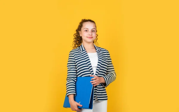 Parece tão confiante. Imagina que ela é secretária. Proprietário de pequenas empresas. de volta à escola. conceito de educação. educação e conceito de pessoas. felicidade infantil. Pronto para estudar. aprendizagem em casa — Fotografia de Stock