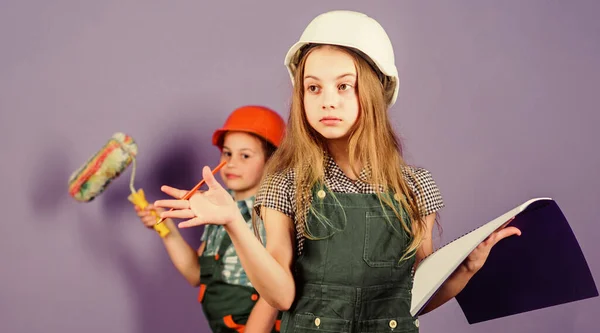 Wände neu streichen. Einzug in neue Wohnung. Kinderschwestern renovieren ihr Zimmer. Kontrolle des Renovierungsprozesses. Schwestern glücklich Renovierung zu Hause. Baumarkt-Aktivität. Mädchen planen Renovierung — Stockfoto