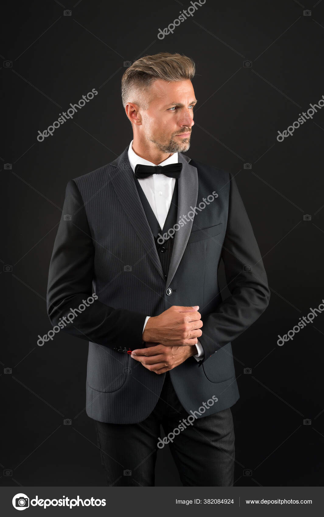 Hombre elegante en traje apuesto gestor de eventos