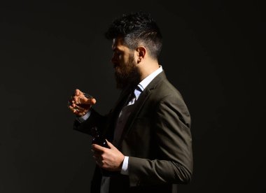 Kavram içme. Takım elbiseli ciddi bir yüz ile işadamı