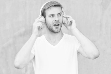 Ne kadar saf bir ses. Yakışıklı çocuk, müziği dinle. Şaşkın adam kulaklıkla müzik dinlemeyi seviyor. Ses ve müzik teknolojisi. Hi-Fi stereo sesi. Modern hayat. Herhangi bir seste sıkışalım.