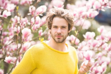 Çiçek zemin üzerine sarı kazaklı sakallı