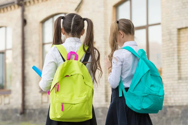 Estudiar y difundir el conocimiento. Los niños pequeños llevan mochilas pesadas. Día del conocimiento. De vuelta a la escuela. Educación y estudio. Conocimiento. Enseñanza privada. 1 de septiembre. Hora del colegio. Asuntos de conocimiento —  Fotos de Stock