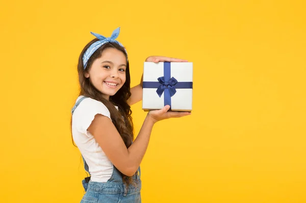 Kind lächelt glücklich halten Geschenkbox. Kind Mädchen erfreut Geschenk. Unerwartete Überraschung. Vielen Dank. Geburtstag feiern. Kindergeburtstagsgeschenk. Zusätzlicher Bonus. Dankbar für gutes Geschenk. Überraschung und Geschenkbox — Stockfoto