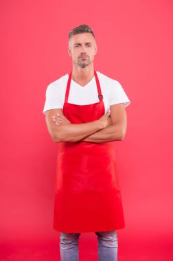 Kırmızı önlüklü yakışıklı garson. Başarılı küçük işletme sahibi. Kendine güvenen olgun bir garson girişimci. Bir restoranda garsonluk. Siparişi o alacak. en iyi garson servisi