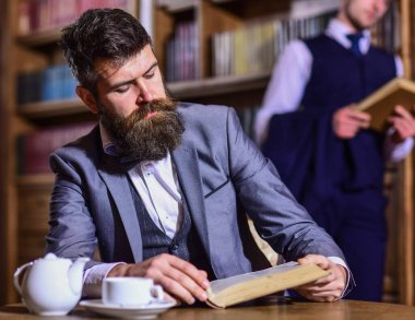 Retro dedektifler antika salonunda. Takım elbiseli erkekler