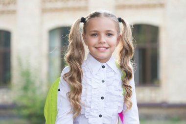 Her zaman ileriye bak. Küçük çocuğun akıllı görünüşü. Sevimli görünümlü mutlu liseli kız. Küçük çocuk okula geri döndü. Okul görünüşü. Moda ve güzellik. Kuaför salonu. Öğren ve çalış.