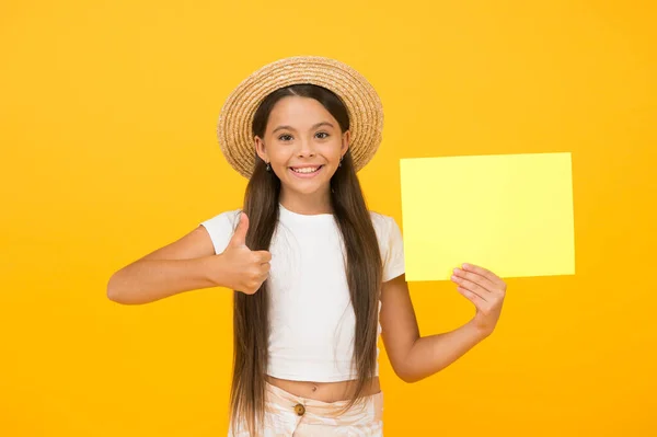 What to do on summer holiday. thumb up gesture. paper art and craft style. look here. You are so smart. smiling little girl with paper sheet. place for copy space. go shopping for summer attributes — Stock Photo, Image