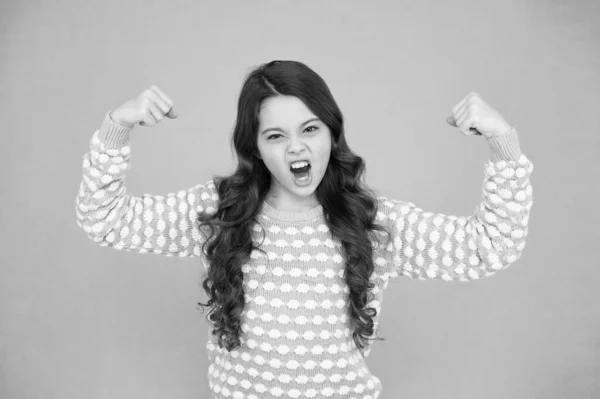 Poder feminino. Menina flex braços azul fundo. Menina pequena com cabelo longo mostrar força. Apto e fitness. Beleza e saúde. Infância e infância. Coisas de raparigas. Feminismo. O futuro é feminino — Fotografia de Stock