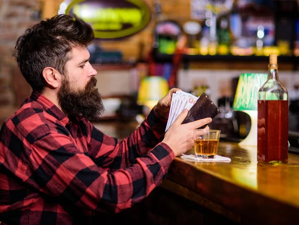 Hipster detém carteira, contando dinheiro para comprar bebidas — Fotografia de Stock