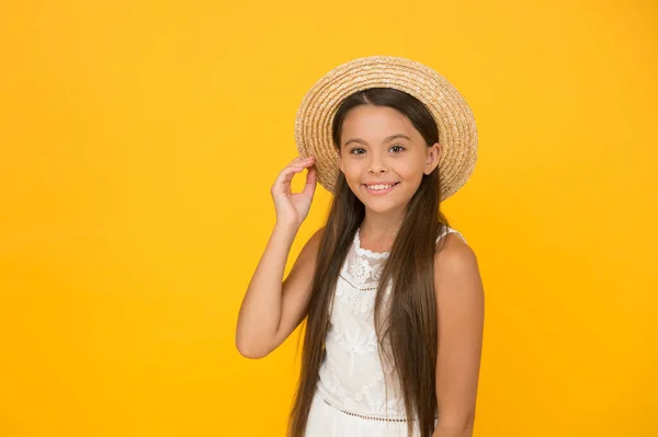 Pronto para a festa na praia. clima de férias. menina em férias. rancho criança em chapéu de palha. pequena gracinha no fundo amarelo. infância feliz de menina positiva. Beleza. moda de verão de criança. espaço de cópia — Fotografia de Stock