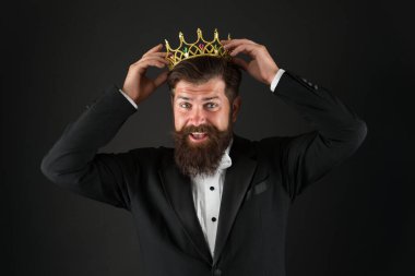 Bencil bencil adam. Sahtekar sendromu. Üstünlük kompleksi. Narsist biri. Kendini sev. Kendini beğenmişlik hissi. Sorumluluk, kral olmaktır. Yakışıklı, sakallı, gülen adam kralı. Kral tacı