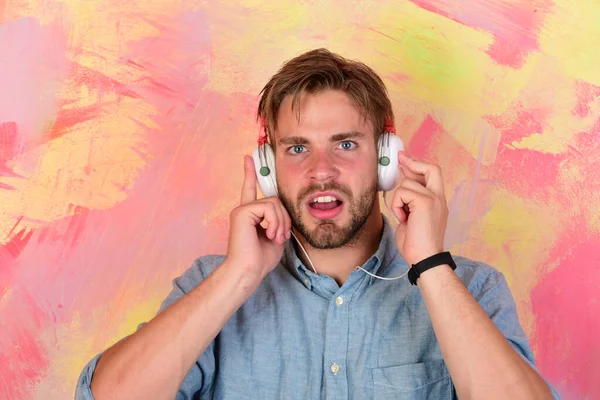 Musikalischer Lebensstil. Fröhlicher Teenie-DJ hört Songs über Kopfhörer. — Stockfoto