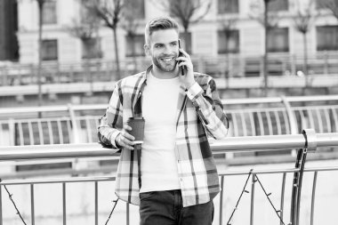 Arkadaşımla sohbet ediyorum. Beni sonra ararsın. Birkaç dakika sonra buluşalım. Modern yaşam iletişimi. Akıllı telefon geçmişi olan modern bir adam. Yakışıklı adam cep telefonu ve kahve fincanı. Modern teknoloji